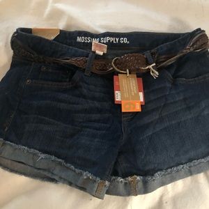 Denim shorts wirh belt